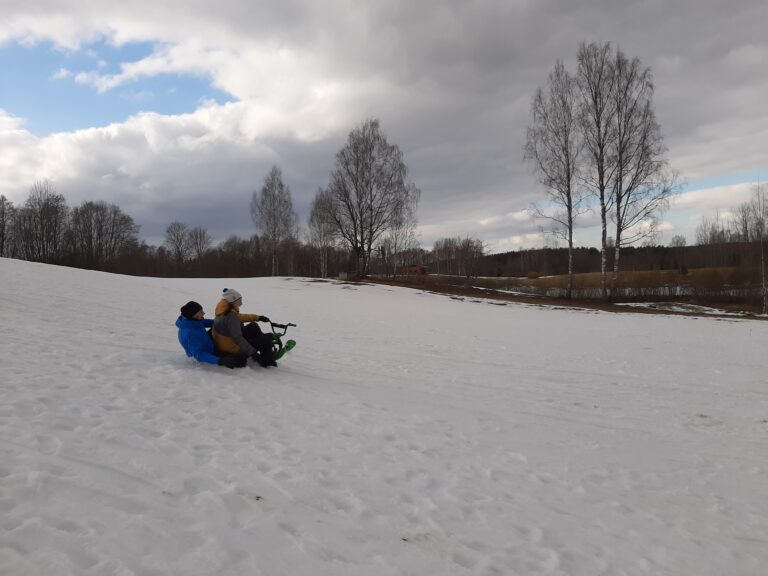 Puhkemaja kelgumägi