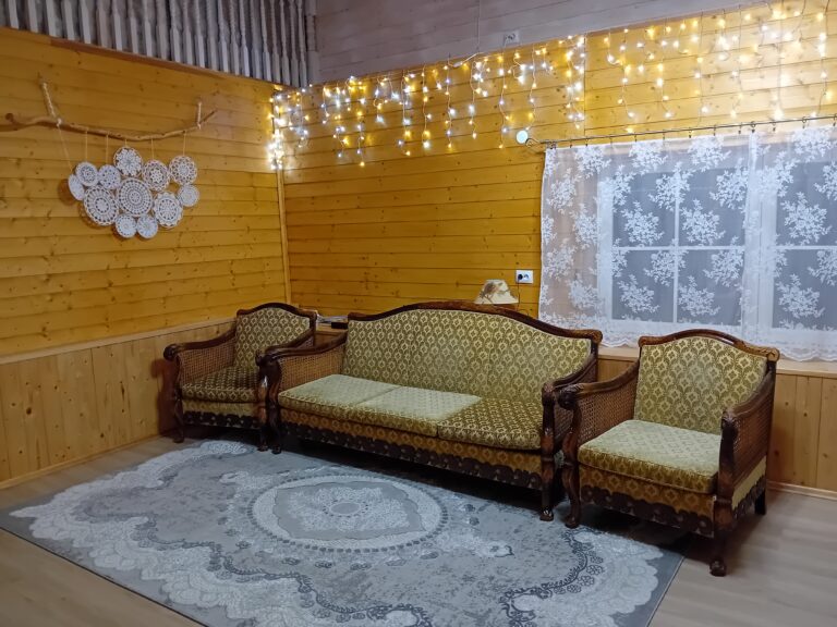 elutuba istumisnurk diivanitega